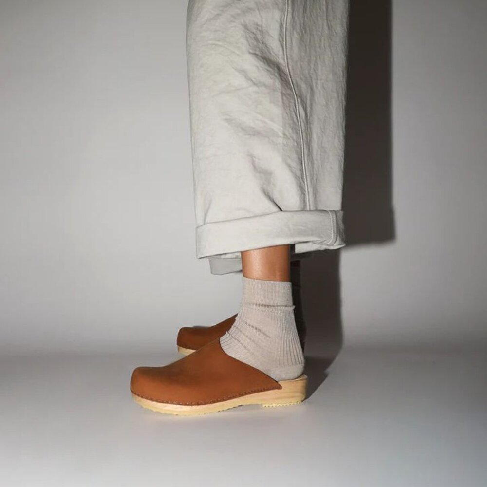 No.6 Contour Clog on Flat Base in Tobacco